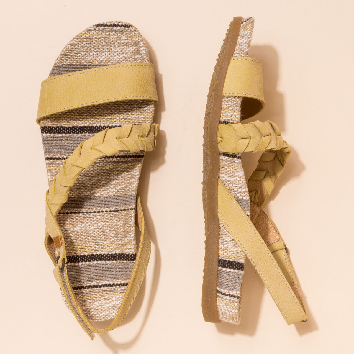 Sandales confortables plates en cuir tressé et semelles en tissu recyclé - Jaune Pâle - El naturalista