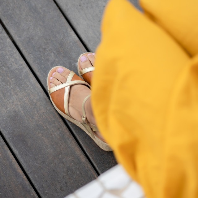 Sandales confortables compensées en cuir et talon en raphia - Doré - Marila